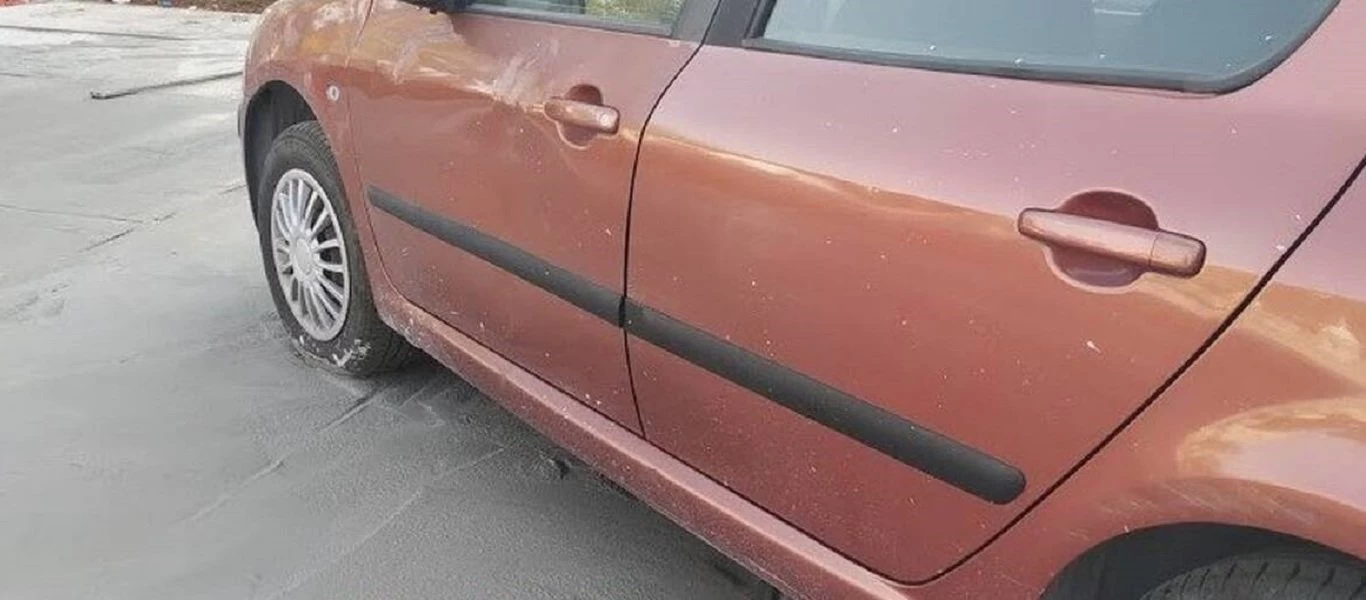 Κόρινθος: Αυτοκίνητο «κόλλησε» σε τσιμέντο - Είχε παρκάρει σε υπό κατασκευή πλατεία (βίντεο)